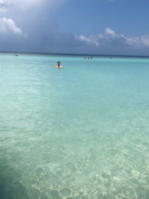 morning_swimming_with_breathtaking_maldives_ocean